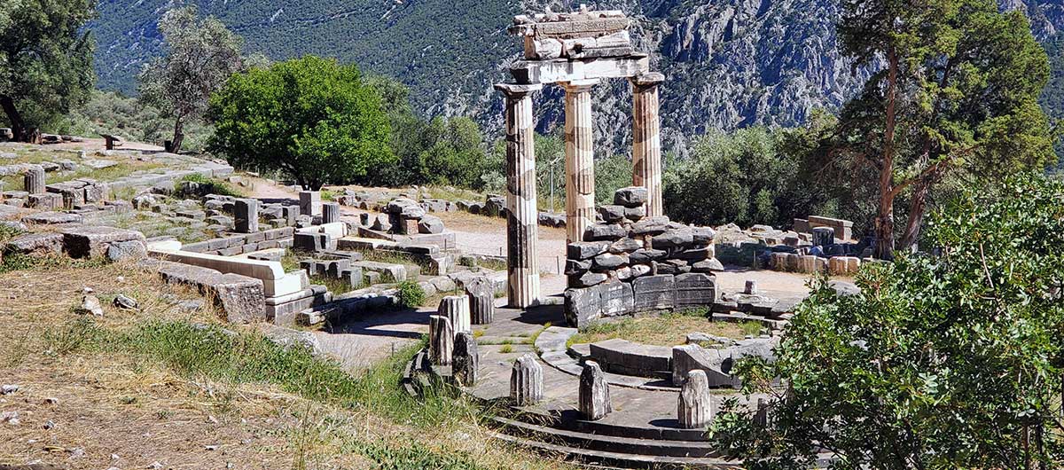 Tholos de Delfos, parte del santuario de Atenea Pronea.
