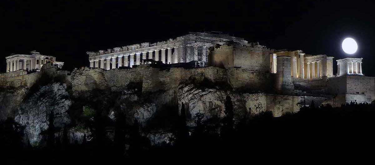 La luna mas grande del año sobre el templo de Atenea Nike.