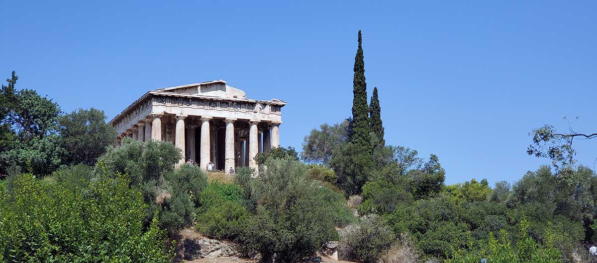 El Hefestión descansa sobre una colina al lado de ágora ateniense.