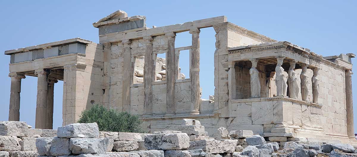 Erecteón con las Cariátides en la Acrópolis de Atenas.