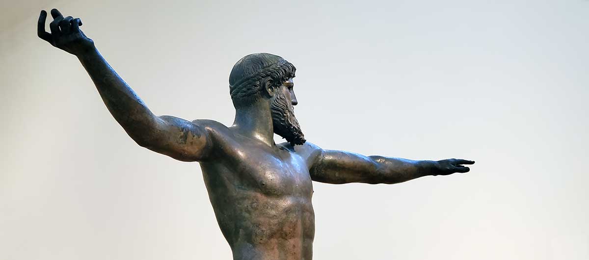Estatua de bronce en El Museo de Arqueología de Atenas.