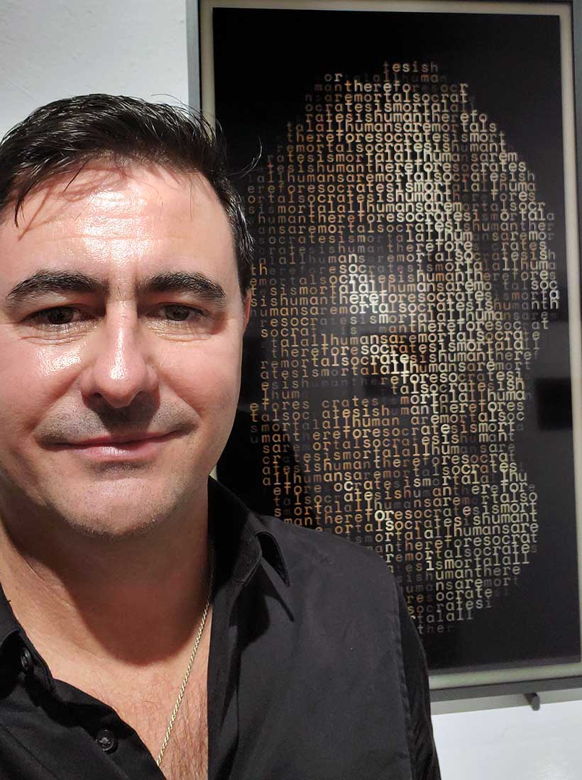 Yo frente a mi obra el día de la inauguración.